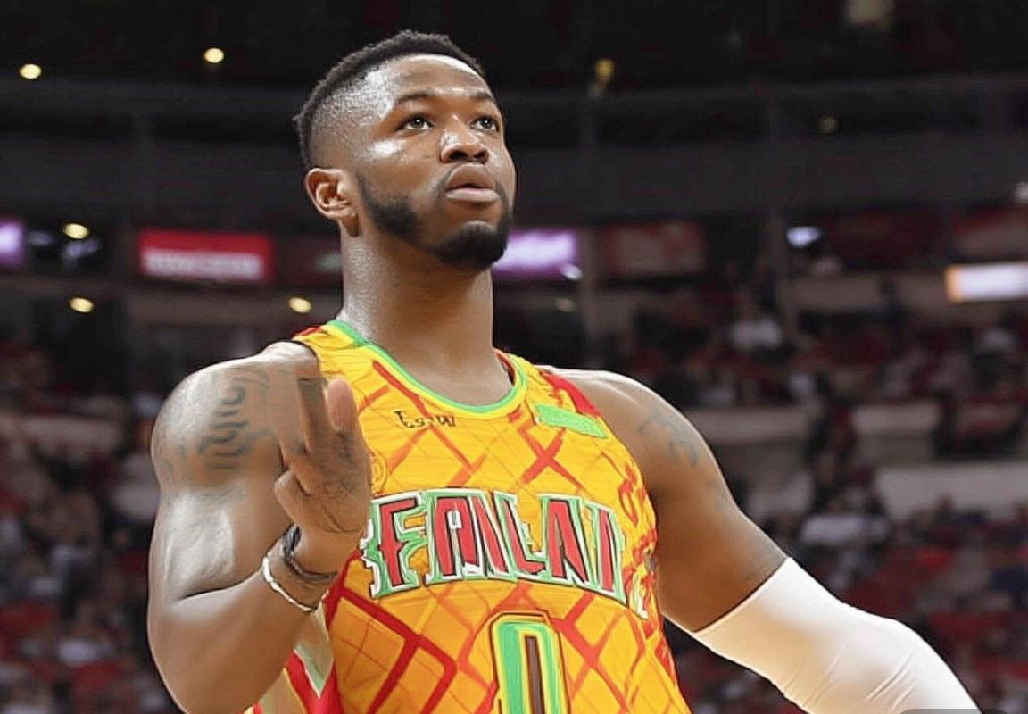 特雷·杨缺阵约翰逊30分三双扛旗，老鹰轻取奇才巩固附加赛席位，年轻前锋未来可期